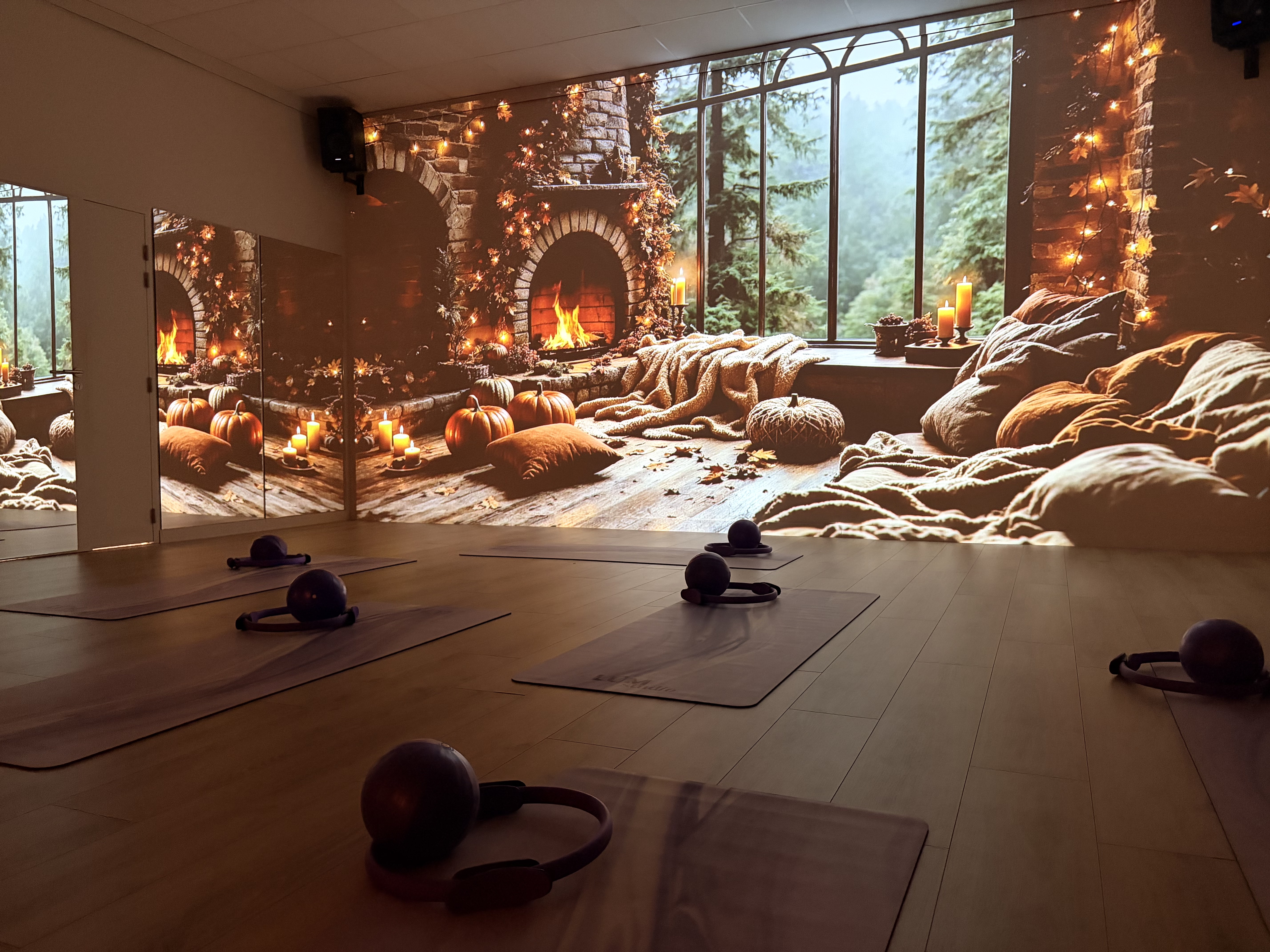 Salle immersive LŪM Grenoble · projection automne, tapis et cercles Pilates