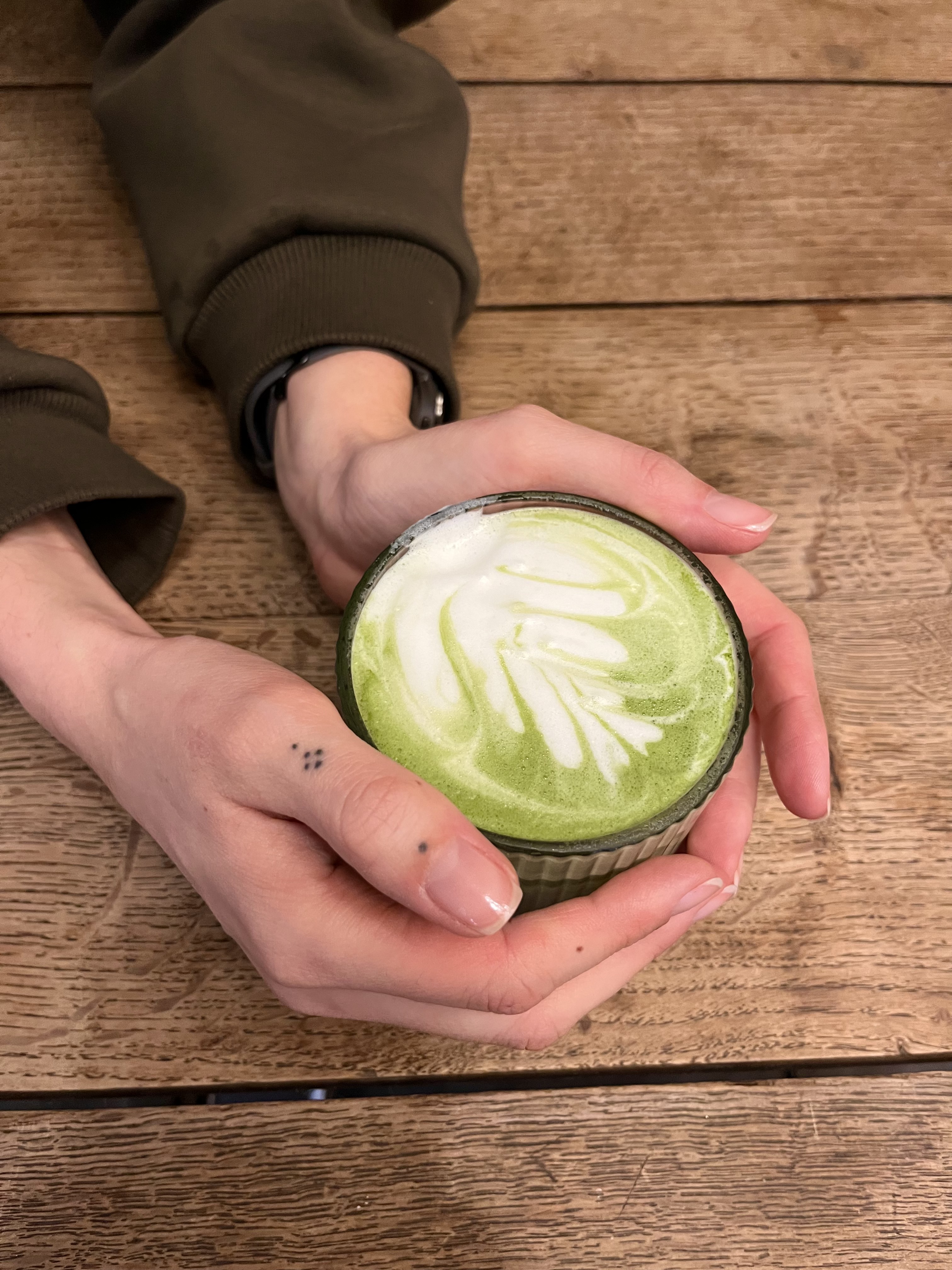 Café LŪM Grenoble · comptoir vert zellige minimaliste