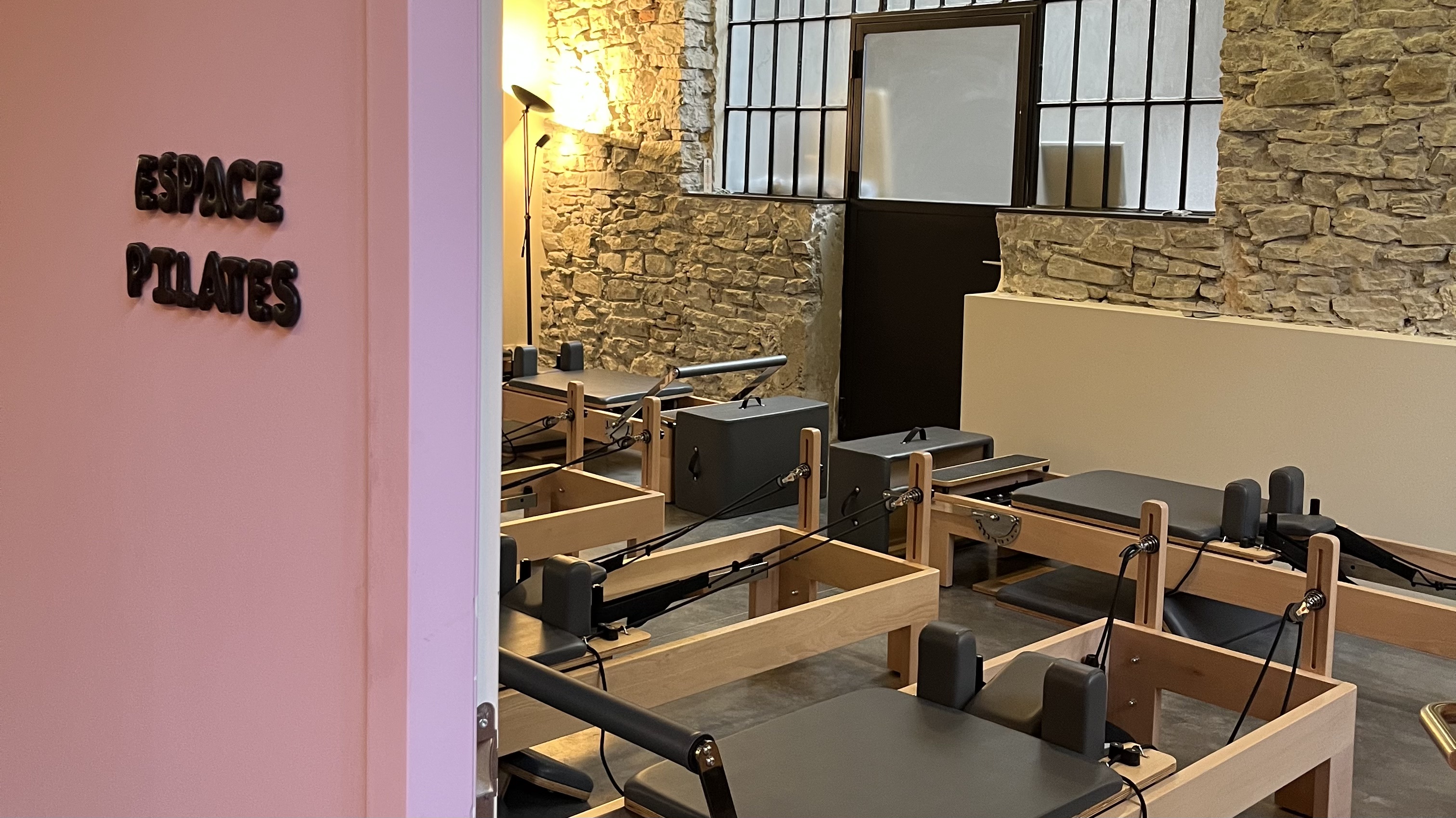 Cours Pilates Reformer LŪM Grenoble · 8 machines en action